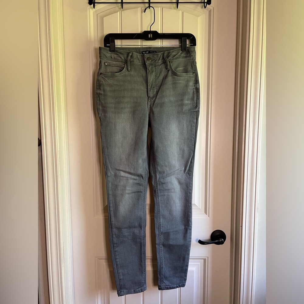 Simply Vera Wang High Rise Skinny Women’s Grey Jeans size 6.